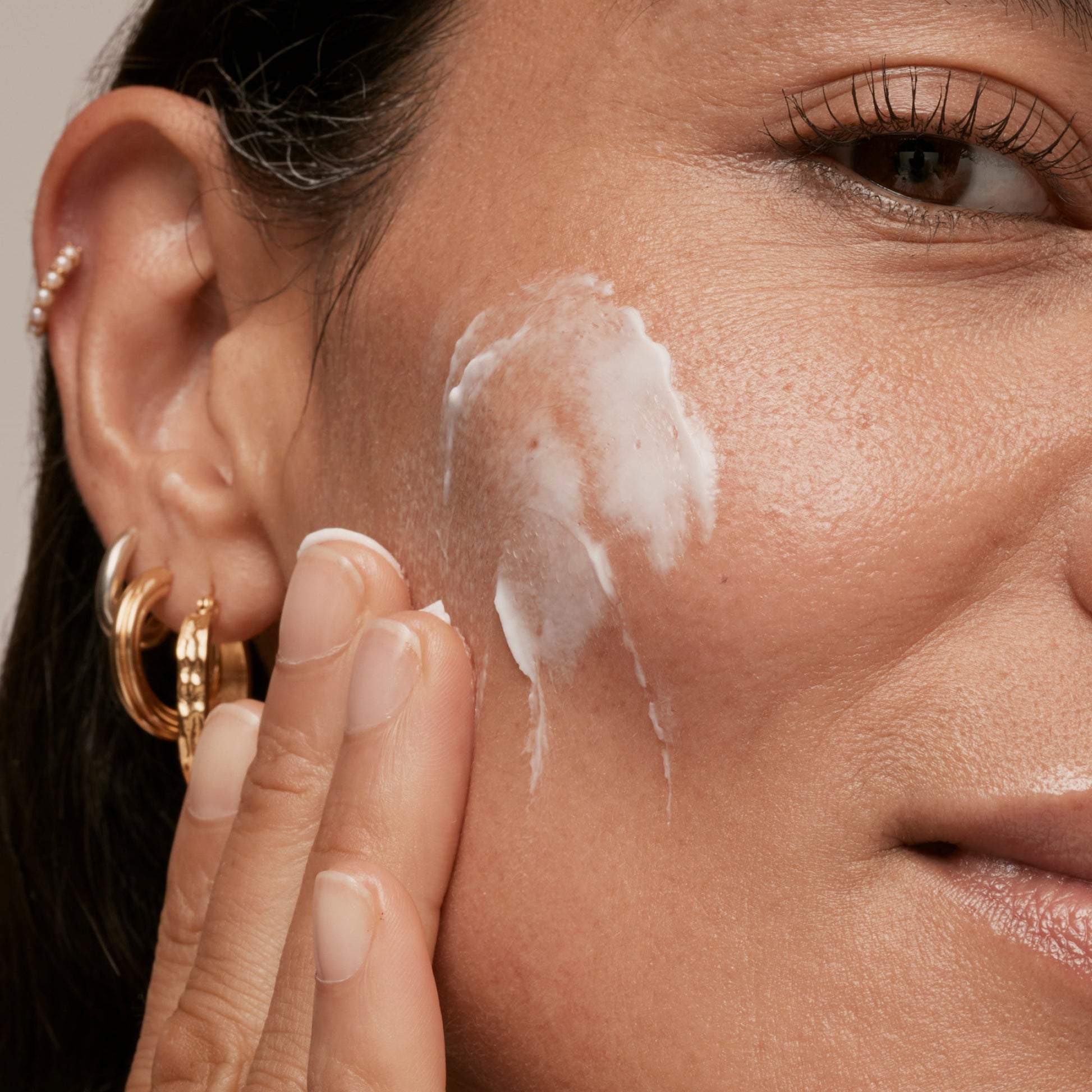 simple-skincare-cleanser-and-ceramide-moisturizer-duo-o7 INKEY_DTC_Bio-ActiveCeramide_Ppage_Model_02_dd0fc443-e441-4e82-ac65-ebe93c1b6365_1.jpg
